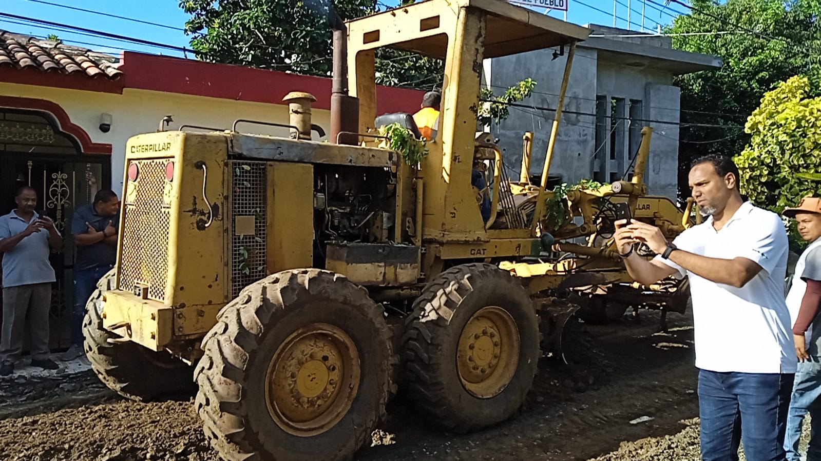 Alcaldía y Obras publicas dejan inaugurados los trabajos para el proceso de asfaltado en el sector Venezuela.