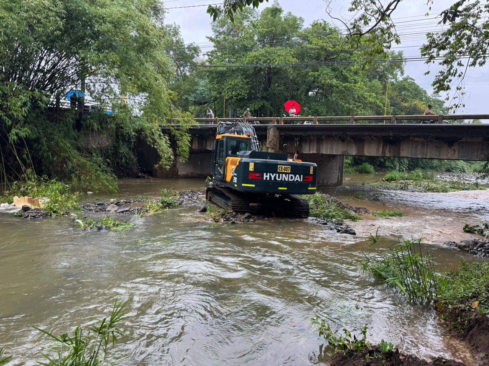 Limpieza y canalización en el puente de La Posada.