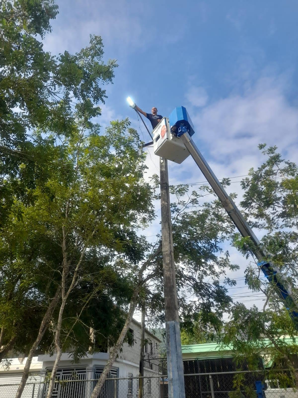 Continuamos con una intensa jornada de iluminación en todo el Municipio Maimón